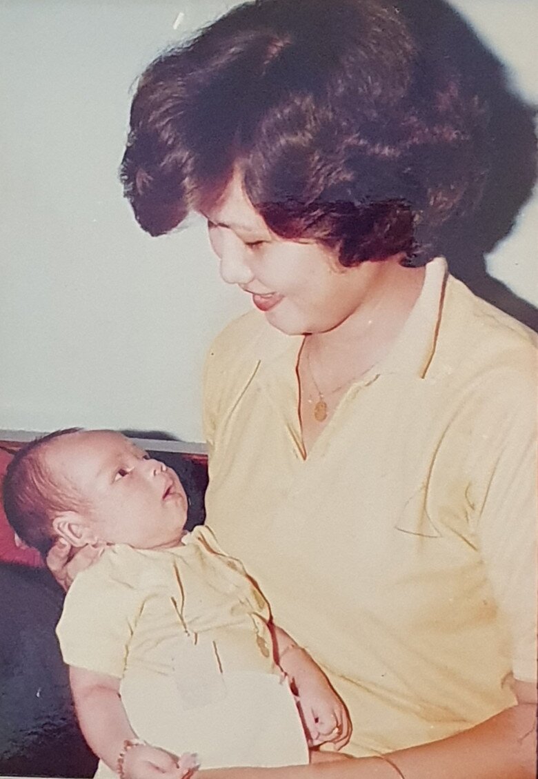 Còn đây là hình đạo diễn Tuấn Khôi lúc nhỏ, anh được mẹ ruột bế. Ông xã HHen Niê có chiếc mũi cao, trán rộng giống con gái Mộc Đan hiện tại.