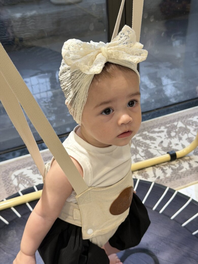 Bé được mẹ chăm chút điệu đà từ bé.