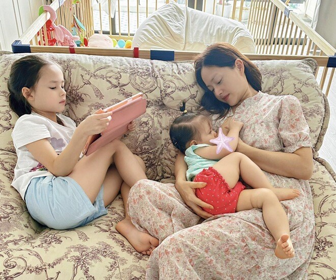 Diễn viên Lan Phương hiện làm mẹ đơn thân chăm sóc 2 con gái.