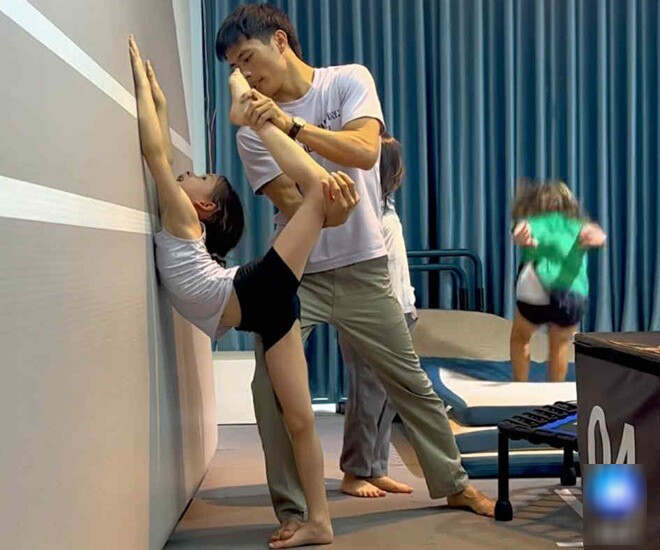 Bé Lina yêu thích gymnastics.