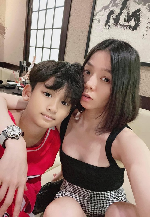 Lúc nhỏ con trai Lệ Quyên ăn diện khá đơn giản, đầu tóc cũng để bình thường.