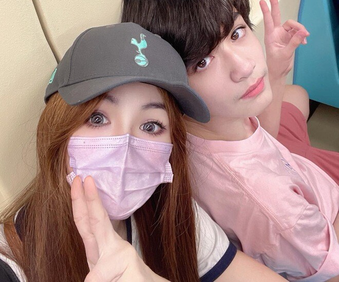 Bà mẹ Kewley và con trai hiện tại đã lớn.