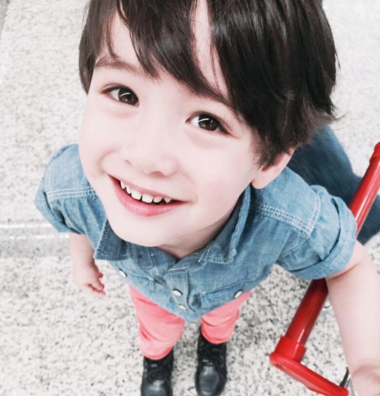 Cậu nhóc Eli lúc nhỏ suýt gặp nguy hiểm khi tự đi vệ sinh nơi công cộng một mình.