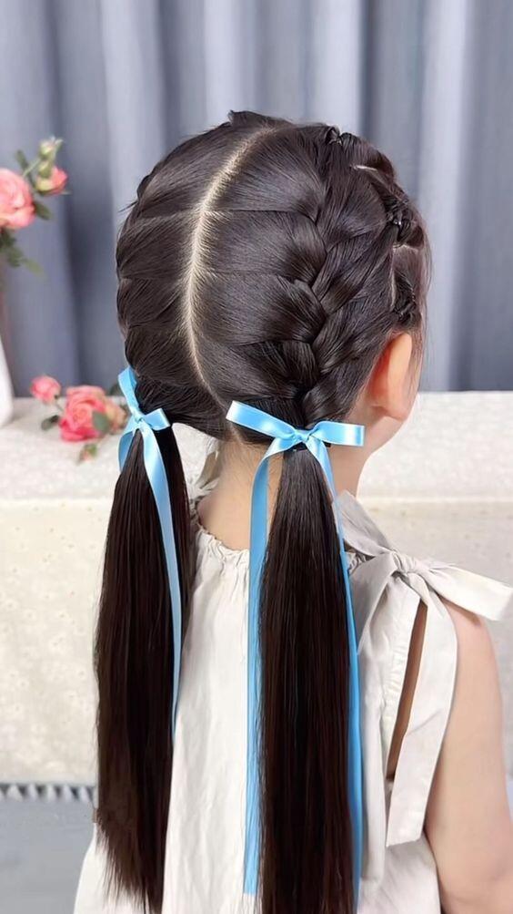 Kiểu tóc này mẹ buộc từng bím nhỏ xung quanh trán, lộn phần đuôi tóc vào giữa, sau đó tết đuổi đến khi hết tóc là xong.