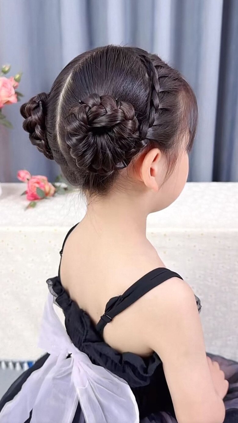 Kiểu tóc tết này rất đẹp, phần tóc phía trước xung quanh trán, mẹ tết lại với nhau. Sau đó phía đuôi tóc còn lại mẹ cũng tết và cuộn tròn lại là được kiểu tóc đẹp như thế này.