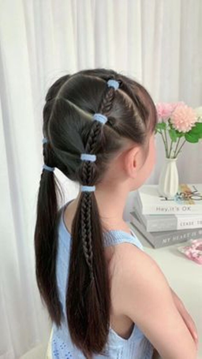 Với kiểu tóc này mẹ không cần tết mà buộc thành từng đoạn khác nhau. Đầu tiên, mẹ chia tóc thành hai nửa, sau đó với mỗi bên mẹ buộc theo từng đoạn nối tiếp.