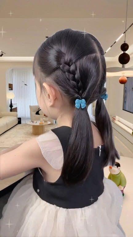 Kiểu tóc này mẹ chỉ cần tết một nửa phía trên sau đó buộc hết lại ở dưới.