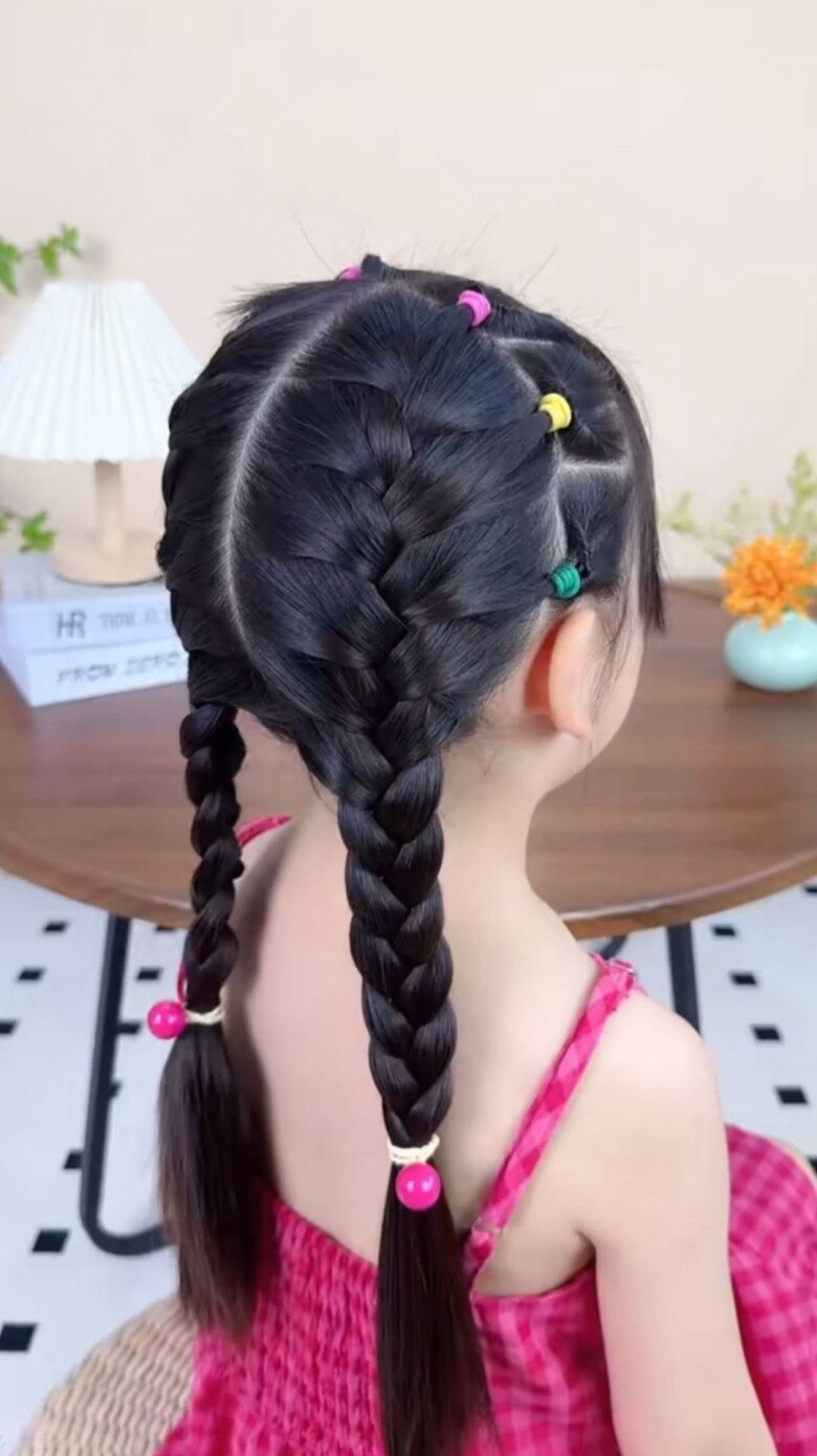 Trước khi tết tóc đuổi, mẹ thắt từng bím nhỏ ở quanh đầu là tạo được kiểu tóc này.