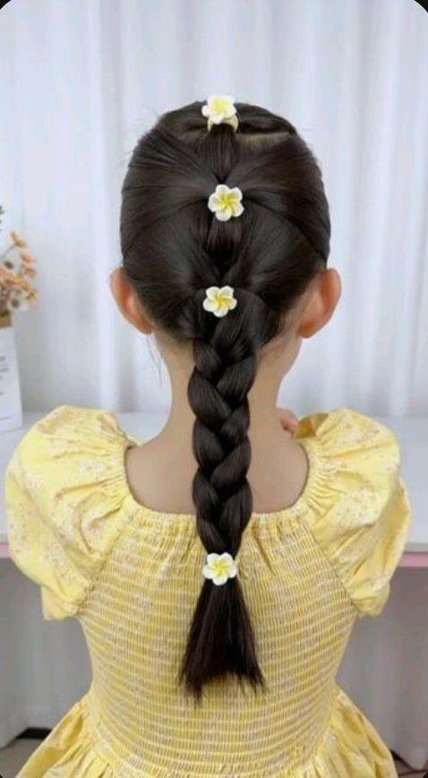 Kiểu tóc này thích hợp cho bé gái đi học, vừa gọn gàng, vừa mát mẻ.