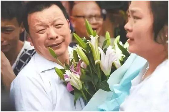 Đứng cách mẹ vài bước chân, bé gái suýt bị bắt cóc chỉ trong tích tắc, xem camera giám sát rùng mình vì thủ đoạn - 8