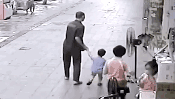 Đứng cách mẹ vài bước chân, bé gái suýt bị bắt cóc chỉ trong tích tắc, xem camera giám sát rùng mình vì thủ đoạn - 4