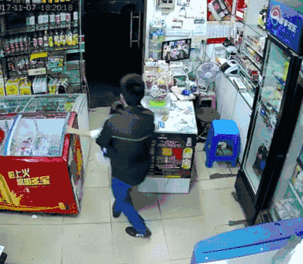 Đứng cách mẹ vài bước chân, bé gái suýt bị bắt cóc chỉ trong tích tắc, xem camera giám sát rùng mình vì thủ đoạn - 3