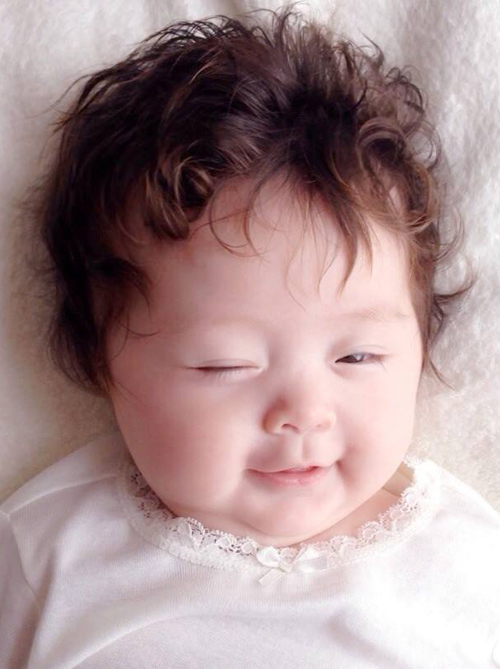 Đúng dịp Tết Dương lịch, bé gái Việt giành giải em bé đáng yêu nhất ở Anh vì quá xinh - 1