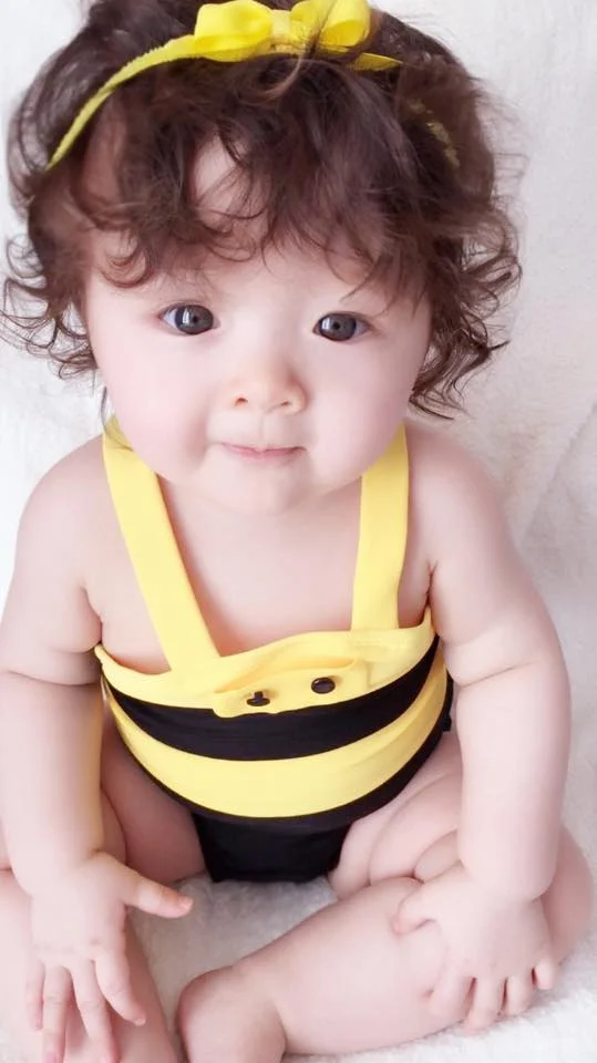 Bé gái da trắng, tóc xoăn, mắt xanh đốn tim nhiều mẹ bỉm.