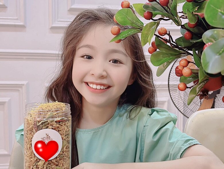 Đúng dịp Tết Dương lịch, bé gái Việt giành giải em bé đáng yêu nhất ở Anh vì quá xinh - 11