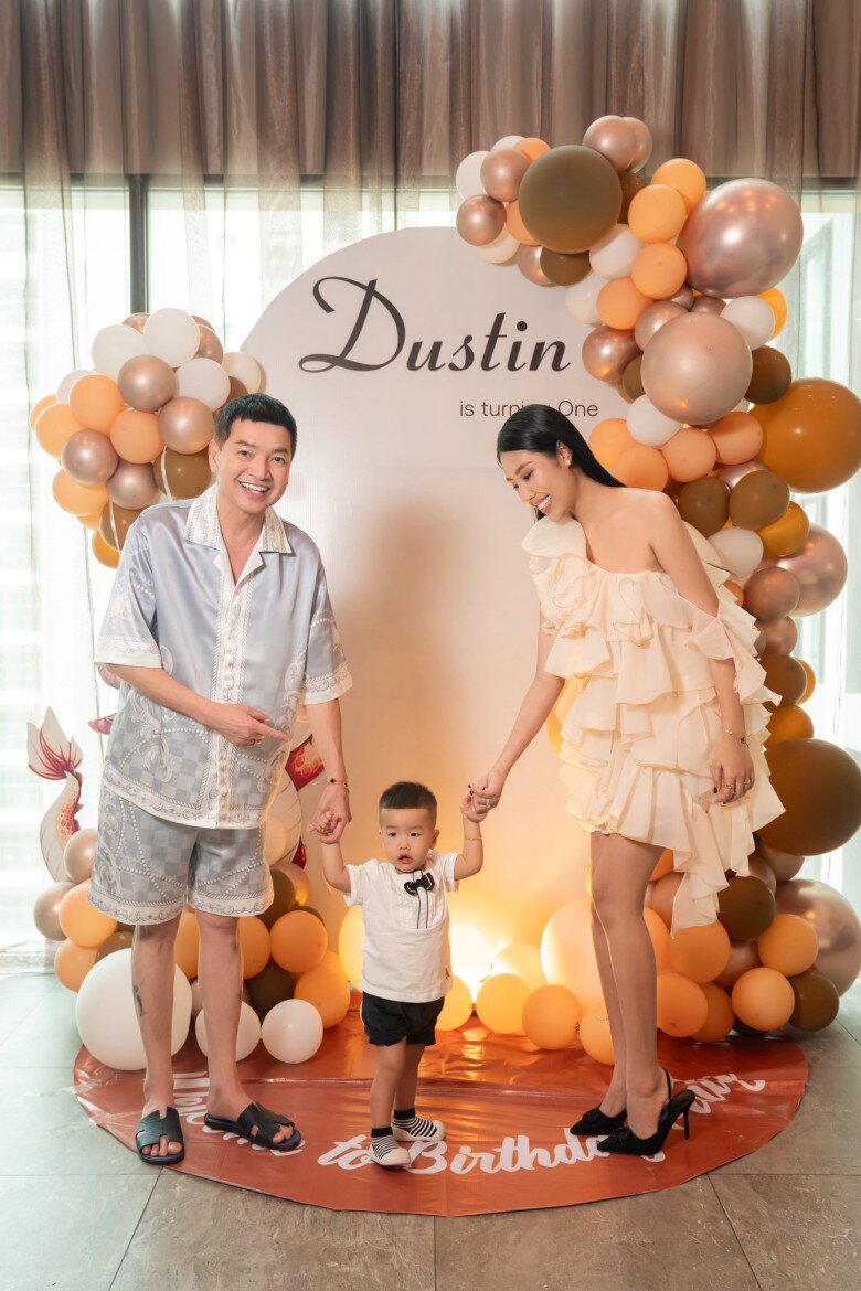 Ở tuổi lên 1, con trai diễn viên Quang Minh và hot mom Tăng Khánh Chi kháu khỉnh, điển trai giống hệt bố và đã chập chững biết đi những bước đầu tiên.