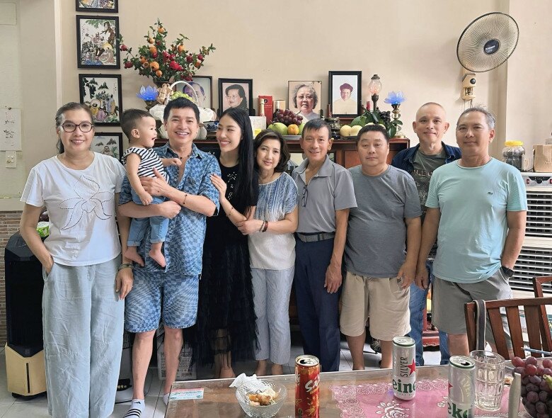 Theo chia sẻ của nam diễn viên, bé Dustin là đích tôn của ông bà nội, được cả dòng họ yêu thương và dành những điều tốt đẹp nhất.