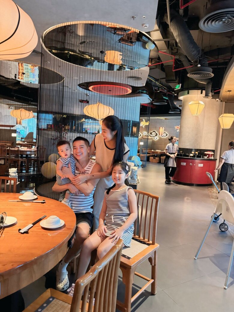 Dustin chào đời vào tháng 11/2024 với sự chào đón của rất nhiều người, đặc biệt, đây cũng là thời điểm đầu tiên ông bố Quang Minh chính thức công khai mối quan hệ với bạn gái Tăng Khánh Chi và chào đón sự xuất hiện của quý tử.