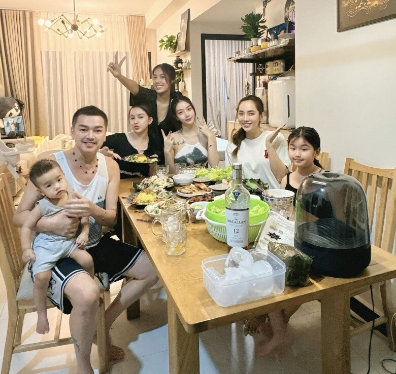 Anh hạnh phúc chia sẻ hình ảnh con trai Dustin lên mạng xã hội mỗi ngày như một cách lưu giữ lại tất cả những gì đẹp đẽ nhất đầu đời của nhóc tỳ.