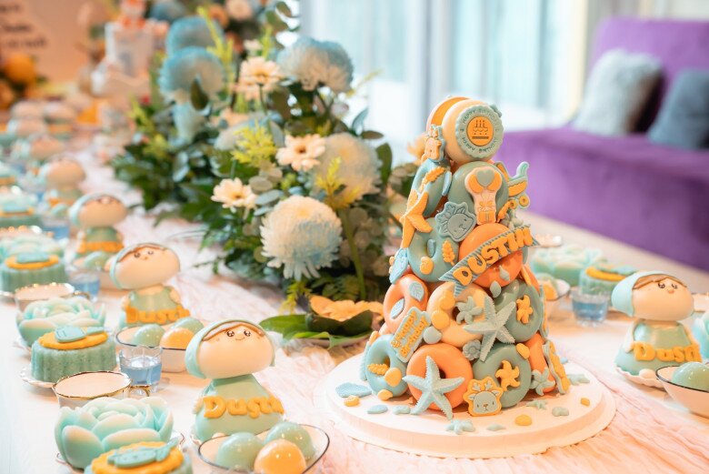 Bàn tiệc được chuẩn bị cầu kì.