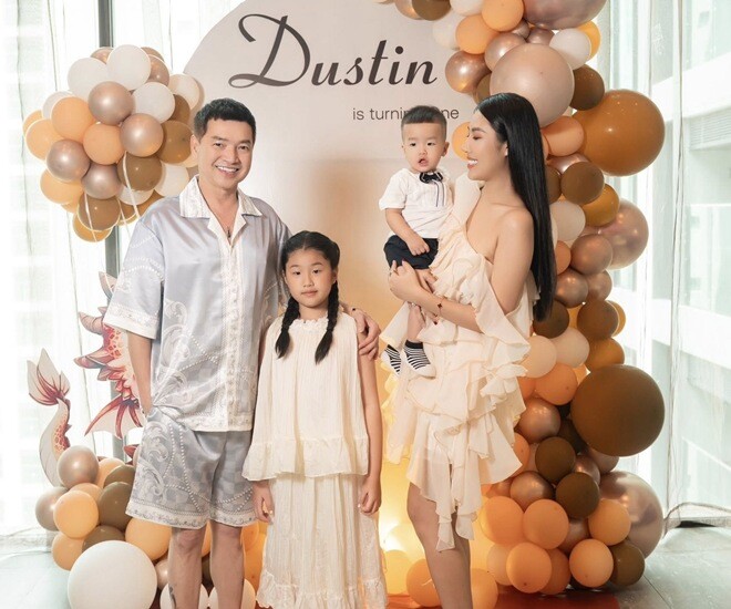 Diễn viên Quang Minh tổ chức tiệc sinh nhật hoành tráng cho con thứ 3 - bé trai Dustin. Trước đó anh đã có 2 con gái với vợ cũ Hồng Đào.