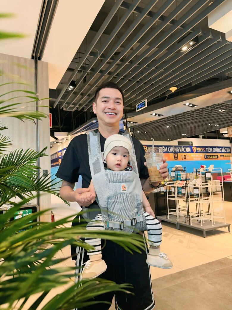 Kể từ sau khi Dustin chào đời, cuộc sống của diễn viên Quang Minh dường như xoay vần bên con trai. Hot dad Quang Minh không ngại chuyện bỉm sữa dù đã ở lứa tuổi 66.