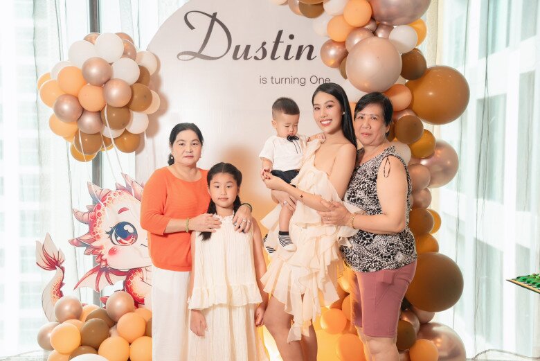 Người thân và bạn bè cùng có mặt tại bữa tiệc.