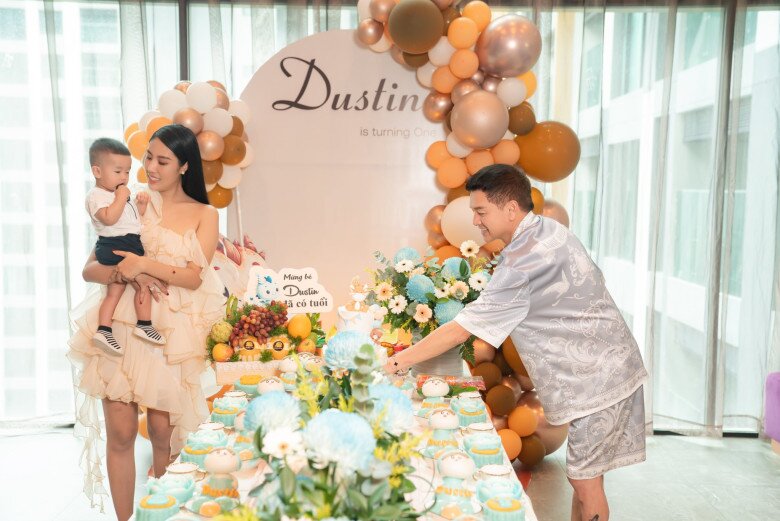 Ông bố cẩn thận sắp xếp lại bàn tiệc sinh nhật của con trai sao cho đẹp nhất.