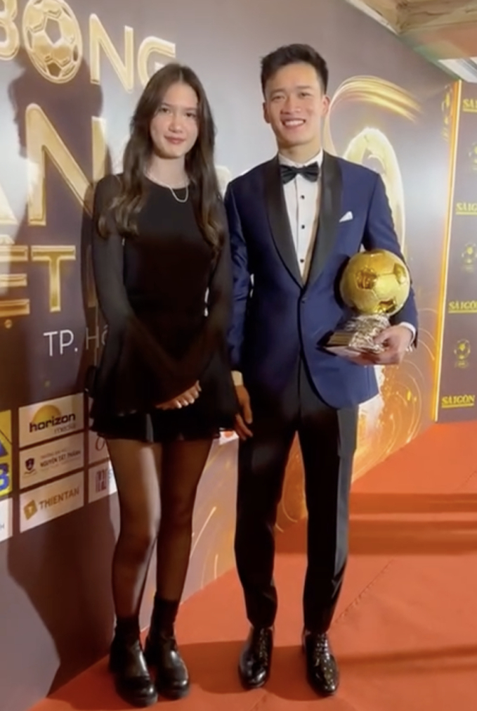 Không ít tuyển thủ Việt Nam cũng xuýt xoa khen ngợi cô em gái này của Đặng Văn Lâm.