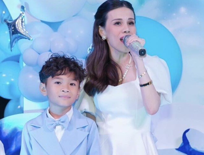 Ca sĩ Thụy Anh có cuộc sống kín tiếng ở Mỹ. Đây là lần hiếm hoi Thụy Anh công khai xuất hiện bên con trai.