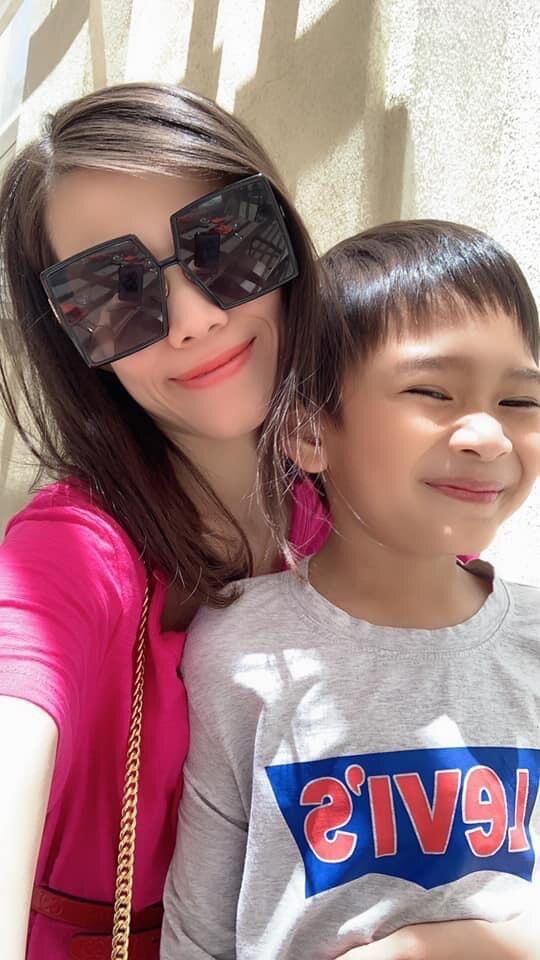 Hình ảnh Minh Trí lúc nhỏ bên mẹ.