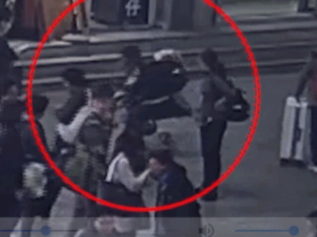 Đứng cách mẹ vài bước chân, bé gái suýt bị bắt cóc chỉ trong tích tắc, xem camera giám sát rùng mình vì thủ đoạn