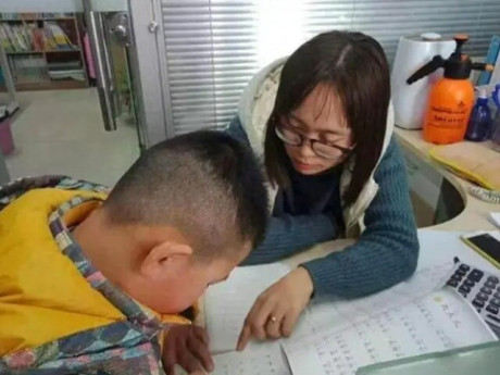 “Chia 7 con bò cho 3 người mà không được làm thịt chúng?”, đáp án bài toán tiểu học khiến nữ MC ngã ngửa