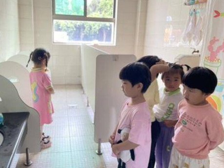 Yêu con - Bị cô giáo mời phụ huynh vì chuyện đi vệ sinh ở trường, cậu bé nói một câu khiến mẹ hối hận