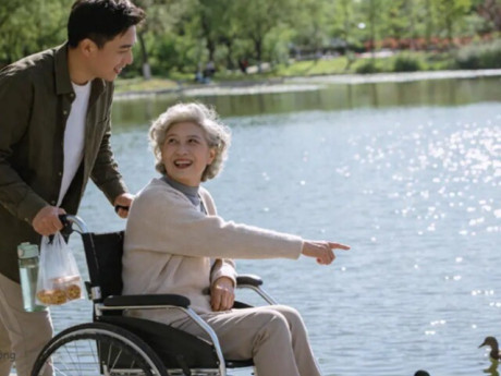 Yêu con - Không phải cứ chuyển tiền hay tặng quà là có hiếu, cha mẹ già cần ĐIỀU NÀY nhất mà ít đứa con làm được