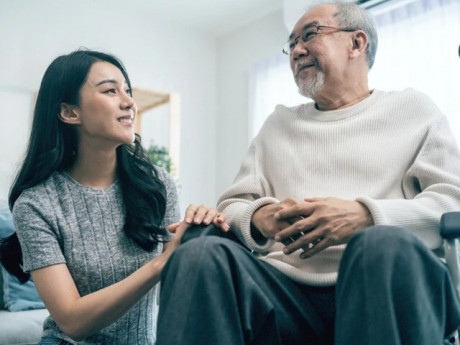 Yêu con - Bố già 62 tuổi sa thải 4 giúp việc trong một tháng, con trai nhờ bạn gái giả làm người chăm sóc và sự thật kinh ngạc