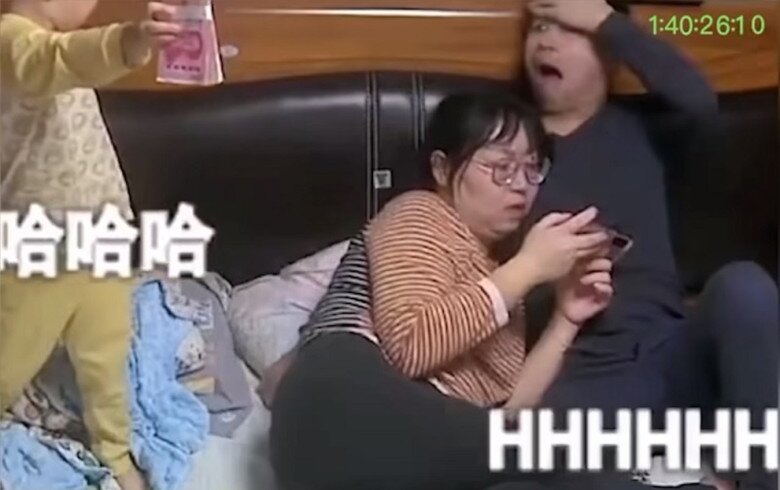 Biểu cảm gương mặt của người bố đủ thấy ông lo sợ thế nào.