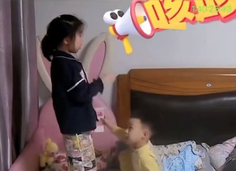 Hai vợ chồng đang ôm nhau tình cảm trên giường, hành động của con trai khiến người bố tái mặt - 4