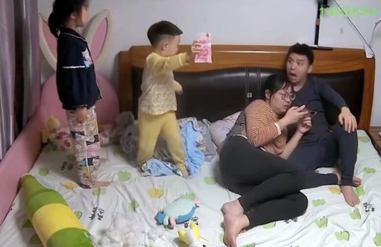 Hai vợ chồng đang ôm nhau tình cảm trên giường, hành động của con trai khiến người bố tái mặt - 5