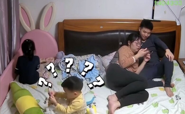 Cậu con trai vô tình phát hiện ra quỹ đen của bố được giấu trong gối.