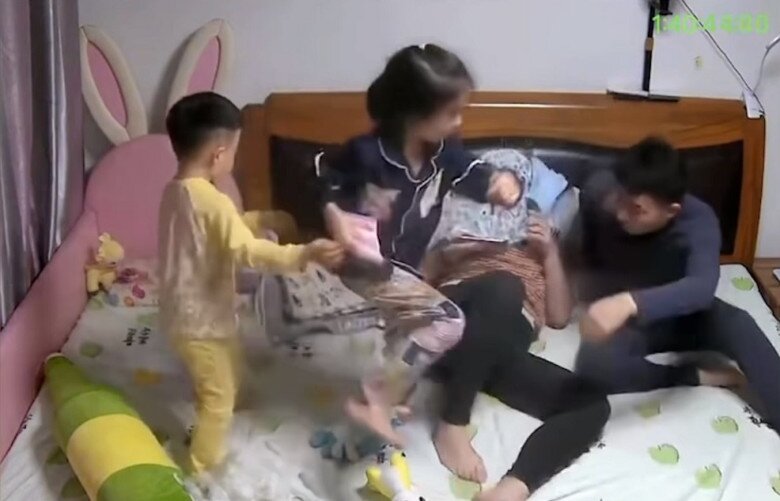 Hai vợ chồng đang ôm nhau tình cảm trên giường, hành động của con trai khiến người bố tái mặt - 8