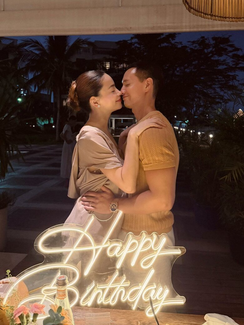 Hồ Ngọc Hà mừng sinh nhật Kim Lý, Subeo âm thầm xuất hiện phía sau, món đồ cậu cầm trên tay khiến bố dượng xúc động - 2