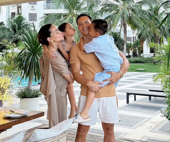 Hồ Ngọc Hà mừng sinh nhật Kim Lý, Subeo âm thầm xuất hiện phía sau, món đồ cậu cầm trên tay khiến bố dượng xúc động - 1