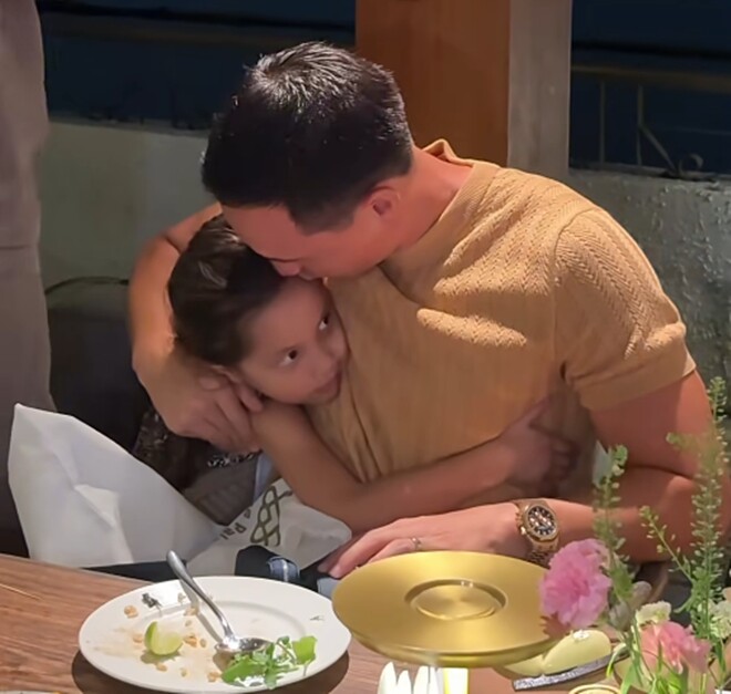 Bé Lisa tình cảm, ấm áp.