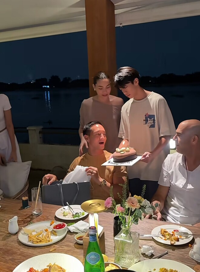 Kim Lý bày tỏ sự bất ngờ khi con trai Subeo âm thầm đứng phía sau, mang bánh tặng.