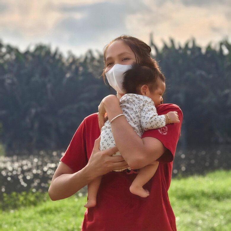 Hoa hậu Hamp;#39;Hen Niê bị bắt lỗi chăm con sơ sinh, chồng đạo diễn phải vội vào trần tình bảo vệ vợ - 1