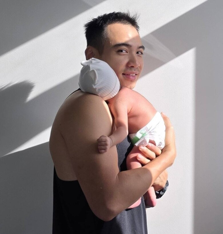 Trước đó, nhiếp ảnh gia Tuấn Khôi cũng từng khoe cảnh đưa con đi tắm nắng, song ông bố tuân thủ rất kĩ các quy tắc.