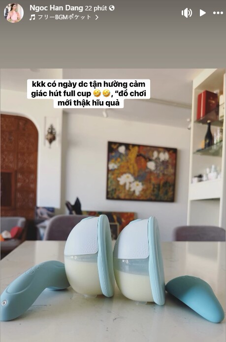 Chỉ hút một cữ sáng, mẹ bỉm Ngọc Hân đã thu về đầy hai bình sữa mẹ cho bé Pi.