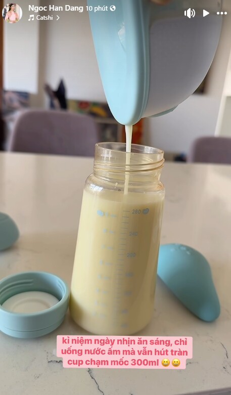 Uống nước ấm là bí quyết kích sữa về nhanh và nhiều của mẹ Ngọc Hân.