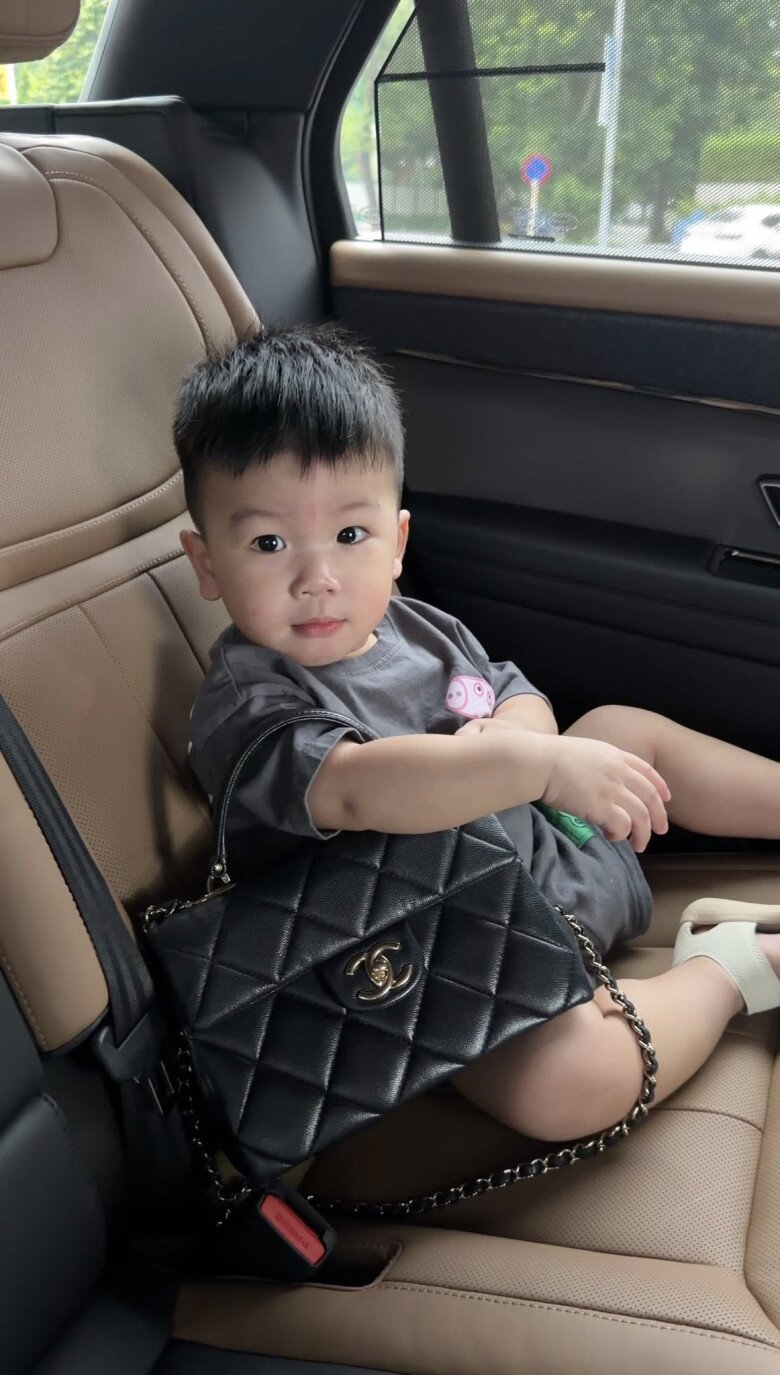 Đi học về cũng chủ động xách túi giúp mẹ.